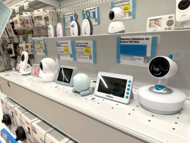 Sergilenen bebek monitörleri, ebeveynler için modern çocuk bakımı teknolojisi, bebekler için güvenlik cihazları, modern çocuk bakımı, güvenlik cihazları, ebeveyn bakımı, izleme cihazları, Frankfurt - 17 Nisan 2025