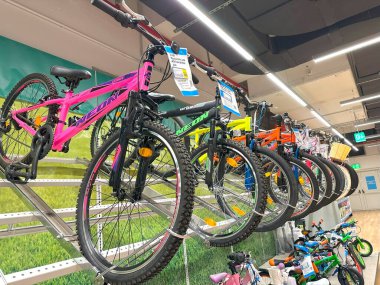 Sergilenen bisikletler, satılık çeşitli renkli bisikletler, açık hava aktiviteleri, spor malzemeleri, boş zaman alışverişi, her yaş için spor malzemeleri, bisiklet mağazası, Frankfurt - 17 Nisan 2025
