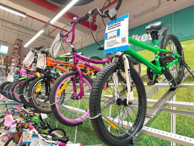 Sergilenen bisikletler, satılık çeşitli renkli bisikletler, açık hava aktiviteleri, spor malzemeleri, boş zaman alışverişi, her yaş için spor malzemeleri, bisiklet mağazası, Frankfurt - 17 Nisan 2025