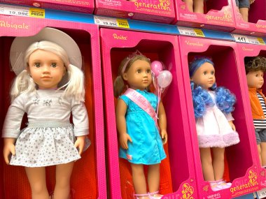 Dükkanda sergilenen yakın çekim bebekleri, oyuncaklar, kızlar için alışveriş, perakende ve hediye, satılık renkli Bebekler, çocukların oyuncakları, perakende alışveriş, Frankfurt - 17 Nisan 2025