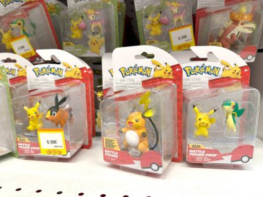 Sergilenen pokemon oyuncakları, satılık renkli figürler, çocuk oyuncakları, koleksiyon malzemeleri, perakende alışveriş, çocuk hediyeleri, hayran kültürü, Frankfurt - 17 Nisan 2025 