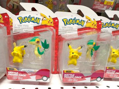 Sergilenen pokemon oyuncakları, satılık renkli figürler, çocuk oyuncakları, koleksiyon malzemeleri, perakende alışveriş, çocuk hediyeleri, hayran kültürü, Frankfurt - 17 Nisan 2025 