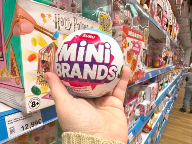 Minyatür Mini Markalar oyuncakları, raflarda minyatür bebek hediyeleri, çocuklar için sürpriz koleksiyonlar, eğlenceli eşyalar, perakende alışveriş, küçük gıda kopyaları, perakende alışveriş, Frankfurt - 17 Nisan 2025