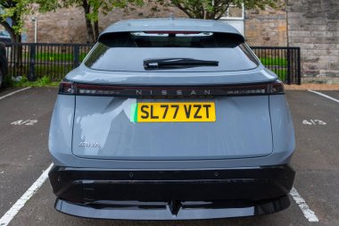 Gray Nissan Ariya caddeye park etmiş, modern elektrikli araç, modern araba tasarımı, şehir ulaşımı, şehir ulaşımı, otomotiv endüstrisi, gelecekteki sürüş, Londra - 14 Nisan 2025