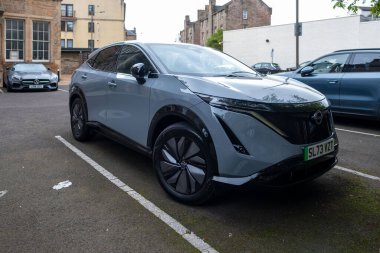 Gray Nissan Ariya caddeye park etmiş, modern elektrikli araç, modern araba tasarımı, şehir ulaşımı, şehir ulaşımı, otomotiv endüstrisi, gelecekteki sürüş, Londra - 14 Nisan 2025
