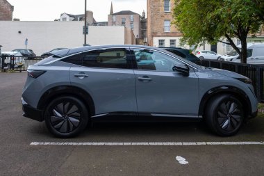 Gray Nissan Ariya caddeye park etmiş, modern elektrikli araç, modern araba tasarımı, şehir ulaşımı, şehir ulaşımı, otomotiv endüstrisi, gelecekteki sürüş, Londra - 14 Nisan 2025