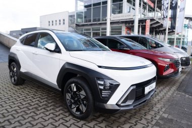 Modern beyaz elektrikli Hyundai Kona arabası bayiliğin önüne park edilmiş. Güney Koreli yeni otomobil üreticisi sergileniyor. Otomotiv endüstrisi, EV Avrupa, Frankfurt - 13 Aralık 2023