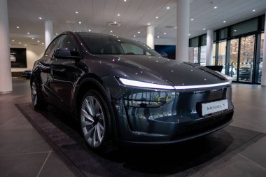 yeni Tesla araba Model Y Juniper 2025 Studio, siyah metalik elektrikli araç showroom, light bar, alternatif enerji geliştirme konsepti, Elon Musk şirketi, Frankfurt - 3 Şubat 2025