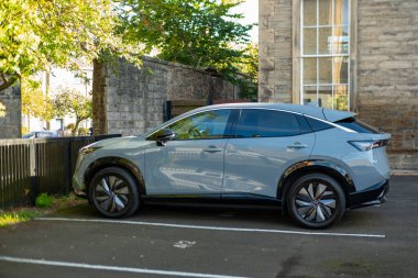 Gray Nissan Ariya caddeye park etmiş, modern elektrikli araç, modern araba tasarımı, şehir ulaşımı, şehir ulaşımı, otomotiv endüstrisi, gelecekteki sürüş, Londra - 14 Nisan 2025