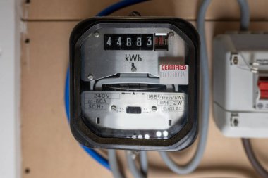 Analog güç ölçer konut binasında enerji tüketimini gösteriyor, yakın plan vintage elektrik sayacı kilowatt saat ile enerji kullanımını ölçüyor, enerji tasarrufu, kilovat saat cihazı