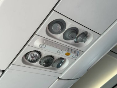 Modern uçak kabini içi, emniyet kemeri ve çağrı düğmeleri, okuma düğmeleri, çağrı düğmesi ve havalandırma, uçuş deneyimi, hava yolculuğu, rahat seyahat, havayolu endüstrisi
