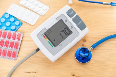 Kalp atış hızını, sistolik ve diyastolik değerleri eş zamanlı ölçmek için doğru kan basıncı cihazı, kompakt kan basıncı monitörü, sağlık ve hipertansiyon izleme için tıbbi ekipman