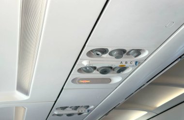 Modern uçak kabini içi, emniyet kemeri ve çağrı düğmeleri, okuma düğmeleri, çağrı düğmesi ve havalandırma, uçuş deneyimi, hava yolculuğu, rahat seyahat, havayolu endüstrisi