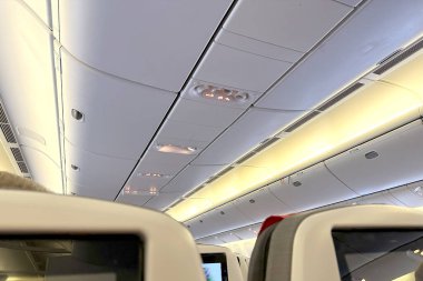 Modern uçak kabini içi, havayolu koltukları, sivil havacılık, ekonomi sınıfı uçuş deneyimi, keyifli hava yolculuğu, rahat seyahat, sivil havacılık, havayolu endüstrisi, uçak mühendisliği