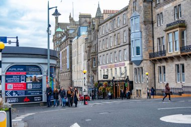 Büyüleyici sokakları keşfeden turistler Edinburgh, İskoç Kültür Mücevheri, Edinburg ikonik Kraliyet Mil, zamansız sokaklar zengin kültür ve tarih, Edinburgh, Birleşik Krallık - 12 Eylül 2025 