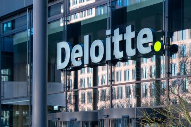 Logo danışmanlık şirketi Deloitte Touche Tohmatsu Limited Frankfurt şehir merkezindeki bina, çok uluslu profesyonel hizmet ağı, Büyük Dört muhasebe firması, Frankfurt - 19 Ocak 2025