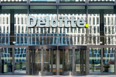 Logo danışmanlık şirketi Deloitte Touche Tohmatsu Limited Frankfurt şehir merkezindeki bina, çok uluslu profesyonel hizmet ağı, Büyük Dört muhasebe firması, Frankfurt - 19 Ocak 2025