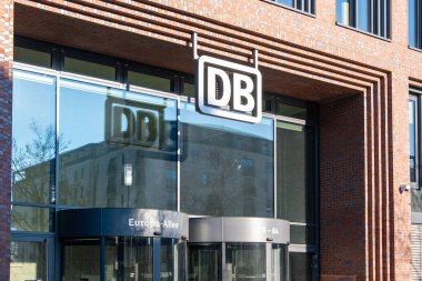Mavi gökyüzüne karşı belirgin ikonik DB logosu olan modern bina, Deutsche Bahn şirketinin taşımacılık ve cam cephe bağlantısına karşı bağlantı, Frankfurt - 19 Ocak 2025