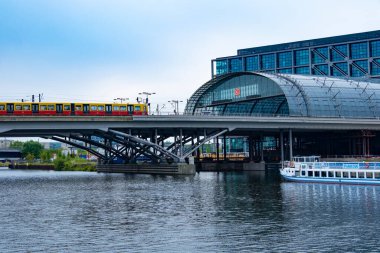 Berlin S-Bahn treni su üzerinde, modern istasyon geçmişi, şehir ulaşımı, şehir hayatı, şehir seyahatleri, mimari, Avrupa başkenti, Berlin - 25 Nisan 2024