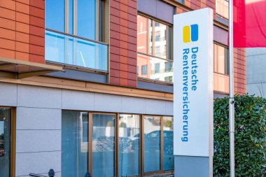 ikonik Deutsche Rentenversicherung logosu ön cephedeki modern bina, sosyal güvenlik kurumu, Almanya 'daki emeklilik yardımları, Frankfurt - 19 Ocak 2025