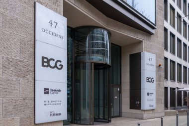 Modern ofis binasının logosu Peakside Capital, Wellington Management ve BCG Platinion, Frankfurt - 3 Şubat 2025