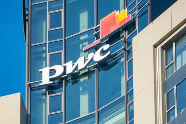 Cam cephe üzerine PWC logosu, mavi gökyüzüne karşı yüksek katlı cam ofis binası, finans ve danışmanlık, küresel ekonomi, Almanya 'da profesyonel finans hizmetleri, Frankfurt - 9 Şubat 2025