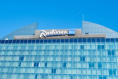 Modern Radisson Blu otel binası, seyahat konukseverliği, gösterişli cam cephe ve sembolik mavi logo şehir merkezindeki Frankfurt am Main, Hesse, Almanya - 19 Ocak 2025