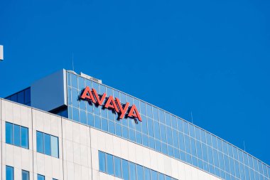 Modern, seçkin Avaya logosuna sahip ofis binası, şirketin iletişim endüstrisindeki liderliğini sembolize ediyor, Frankfurt - 19 Ocak, 2025