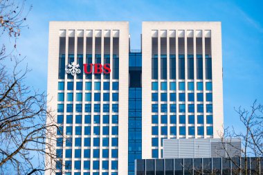 UBS banka binası, Avrupa bankacılık, İsviçre özel yatırım bankası, finans hizmetleri şirketi, cam cephe, Almanya 'da ikonik logo Frankfurt' ta profesyonel hizmetler - 9 Şubat 2025