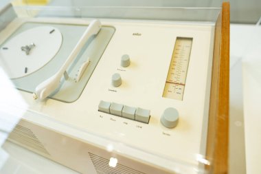 Boş Chanel Hayır. Kadın elinde 5 parfüm şişesi, zarafet ve nostalji, geçici güzellik, lüks ve parfümün ebedi cazibesi, Frankfurt - 4 Ekim, 2024 
