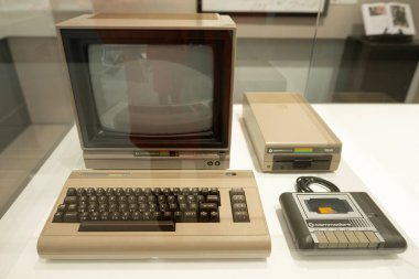 Boş Chanel Hayır. Kadın elinde 5 parfüm şişesi, zarafet ve nostalji, geçici güzellik, lüks ve parfümün ebedi cazibesi, Frankfurt - 4 Ekim, 2024 