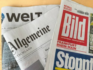 Boş Chanel Hayır. Kadın elinde 5 parfüm şişesi, zarafet ve nostalji, geçici güzellik, lüks ve parfümün ebedi cazibesi, Frankfurt - 4 Ekim, 2024 
