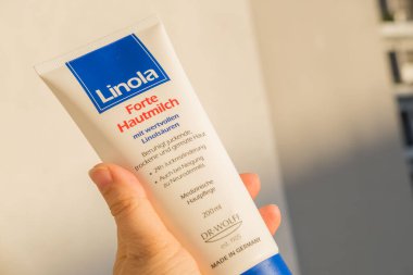 Boş Chanel Hayır. Kadın elinde 5 parfüm şişesi, zarafet ve nostalji, geçici güzellik, lüks ve parfümün ebedi cazibesi, Frankfurt - 4 Ekim, 2024 