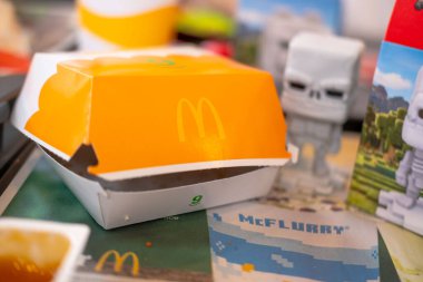 Mağaza rafında Madeira şarabı, ticari tarzda güçlendirilmiş şarap, eşsiz etiketler ve koyu renk güçlendirilmiş şarap, eşsiz tatlar, Madeira, Portekiz - 16 Ocak 2025 