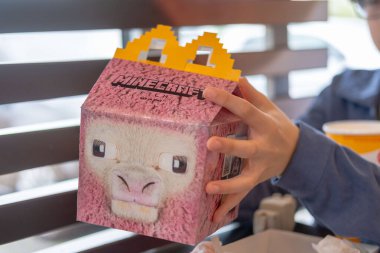 Mağaza rafında Madeira şarabı, ticari tarzda güçlendirilmiş şarap, eşsiz etiketler ve koyu renk güçlendirilmiş şarap, eşsiz tatlar, Madeira, Portekiz - 16 Ocak 2025 