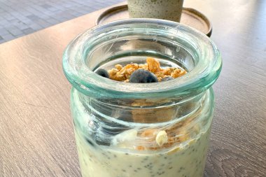 Gece yulaflarının, meyve salatasının, sağlıklı kahvaltının, kafeteryanın, günlük yemeğin, besleyici yemeğin, açık hava yemek ipucunun tadını çıkararak güne sağlıklı ve paylaşılan kahvaltı deneyimiyle başlıyoruz.