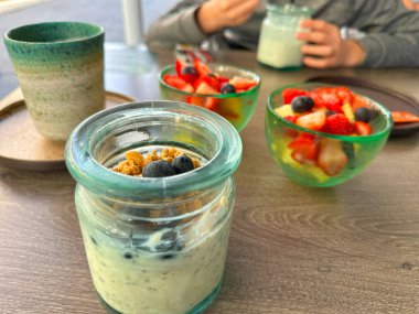 Gece yulaflarının, meyve salatasının, sağlıklı kahvaltının, kafeteryanın, günlük yemeğin, besleyici yemeğin, açık hava yemek ipucunun tadını çıkararak güne sağlıklı ve paylaşılan kahvaltı deneyimiyle başlıyoruz.