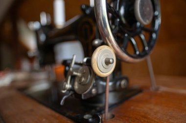 Ahşap arka planda Steampunk dişli düzenleme, retro-futuristik ve endüstriyel his yaratmak, füzyon sanatı ve teknoloji, takım çalışması fikri, makine mühendisliği, endüstriyel tasarım, vintage tarzı 