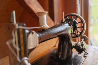 Ahşap arka planda Steampunk dişli düzenleme, retro-futuristik ve endüstriyel his yaratmak, füzyon sanatı ve teknoloji, takım çalışması fikri, makine mühendisliği, endüstriyel tasarım, vintage tarzı 