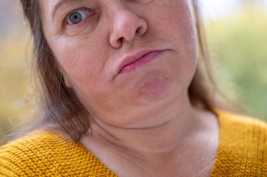 Mutsuz, olgun bir kadın, kulak ağrısı, kulak ağrısı, ekşitme, sağlık sorunları, tinitus semptomu, keskin ağrı sorunu, yardım arayışı. 