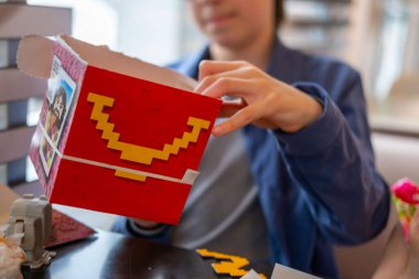Happy Meal Minecraft kutusu, çocuklar için fast food, çizgi film karakteri ambalajı, yemek saati, fast food, oyuncak dahil, bulanık geçmiş, çocukluk sevinci, Frankfurt - 21 Nisan 2025 