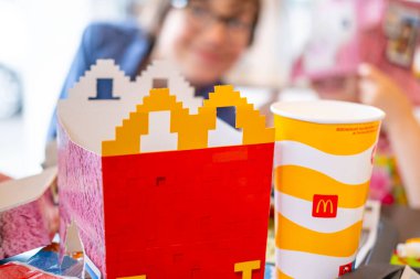 Happy Meal Minecraft kutusu, çocuklar için fast food, çizgi film karakteri ambalajı, yemek saati, fast food, oyuncak dahil, bulanık geçmiş, çocukluk sevinci, Frankfurt - 21 Nisan 2025 