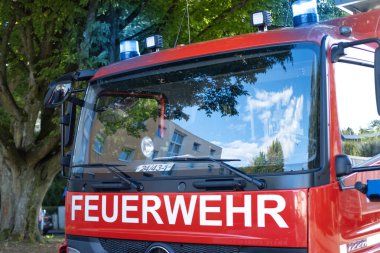 Çarpışan araba, kazadan sonra ağır hasar gören araba çarpan beyaz araba, çarpan ve yaralanan araba, araba kazası. 