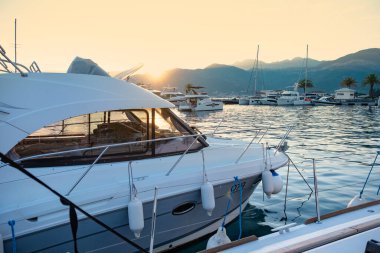 Yat marina günbatımında, lüks tekneler, sahil limanı, seyahat ve eğlence, su taşımacılığı, yelkencilik malzemeleri, tekne enstrümanı, deniz yolculuğu, deniz yolculuğu ve güvenlik için anahtar araç
