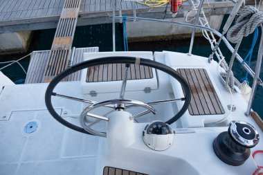 Yat direksiyonu, tekne kontrolü, denizcilik ekipmanları, yelkencilik, su taşımacılığı, denizci, seyrüsefer için gemi çarkı, yat kontrolü, deniz yolculuğu.