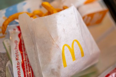 McDonald 's patates kızartması, fast food paylaşımı, altın ve gevrek yeme anı, lezzetli ikram, yemek saati, fast food, oyuncak dahil, çocukluk sevinci, Frankfurt - 21 Nisan 2025