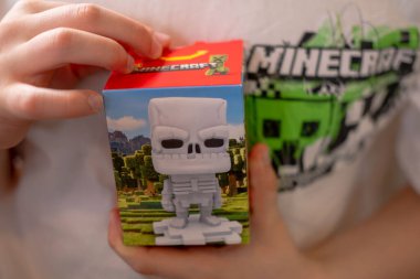 Çocuklar için Happy Meal Minecraft kutusu, çocuklar için fast food, çizgi film karakteri ambalajı, eğlenceli yemek zamanı, hazır yemek, oyuncak dahil, bulanık geçmiş, çocukluk sevinci, Frankfurt - 21 Nisan 2025