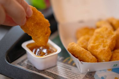 McDonald 's soslu tavuk nugget, basit zevk fast food aperatifi, çıtır çıtır ve altın gibi yeme anı, lezzetli aperatif, şehir düşkünlüğü, Frankfurt - 21 Nisan 2025