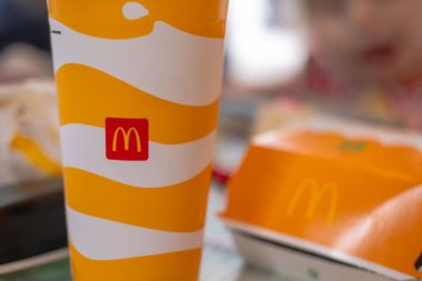 McDonald 's ikonik yemek paketleme bileşenleri, yiyecek ve içecek ambalajlama, fast food deneyimi, popüler şehir yeme restoranı, ticari markalaşma, Frankfurt - 21 Nisan 2025