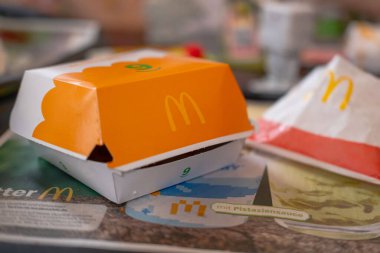 McDonald 's ambalajı kapanıyor, kağıt torbalar ve kutu, ikonik fast food markası, kentsel kolaylık atıkları, ticari yiyecekler, tanınabilir altın ambalaj kemerleri, Frankfurt - 21 Nisan 2025
